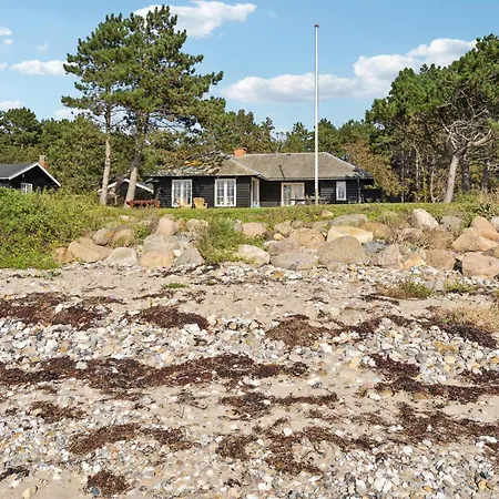 Front In With Kitchen Holiday home